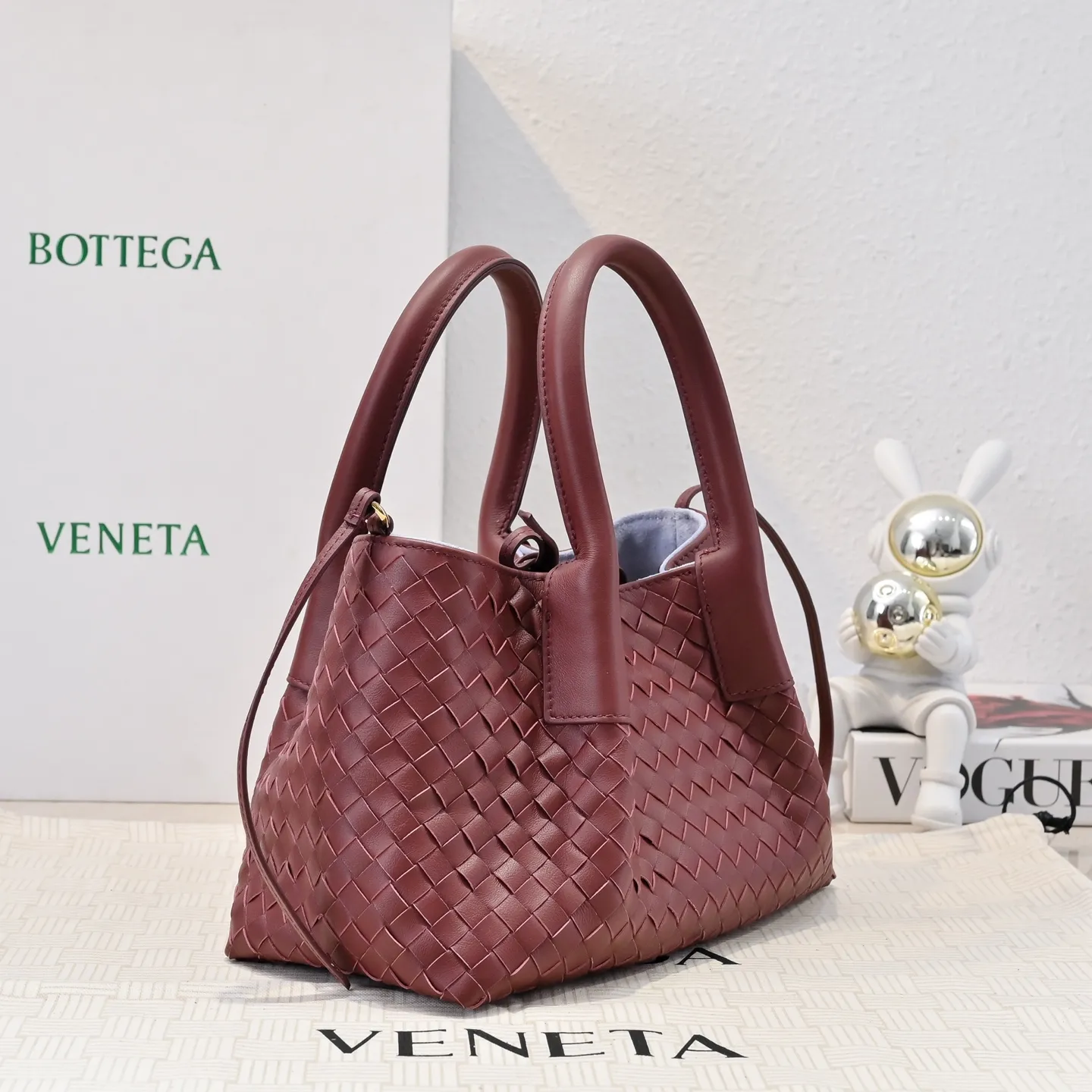 Batch 1760 BOTTEGA VENETA 2025 new product pinacoteca has super soft leather, and the weaving function, practicality and relaxed fashion sense have not fallen behind❤️‍🔥Amway has given sisters a must-have bag when going out. The size of the bag also accurately meets the commuting needs of urban beauties. It can accommodate mobile phones, keys, lipstick, powder, sunscreen, shopping bags...all of it! ! ! 🔥The capacity should not be underestimated~ It does not choose people, clothes, or occasions. With its majestic curved outline, exquisite woven texture, delicate edges and rounded handles, this woven vegetable basket bag truly achieves the goal of "dressing up and being fashionable without getting in the way"~ Are you interested in Jimei? Style number: 9004 Size: 24*15*12cm